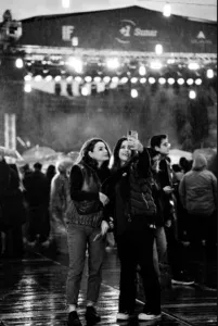 Groep festivalgangers in festival regenoutfit klein